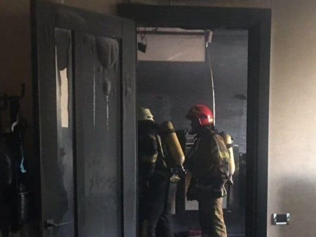 В центре Киева в бане на 20 этаже жилого дома произошел пожар: жильцов эвакуировали (ФОТО)