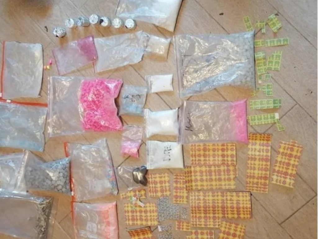 В Киеве через интернет продавали наркотики: полиция задержала банду и изъяла товара на 10 миллионов гривен (ФОТО)