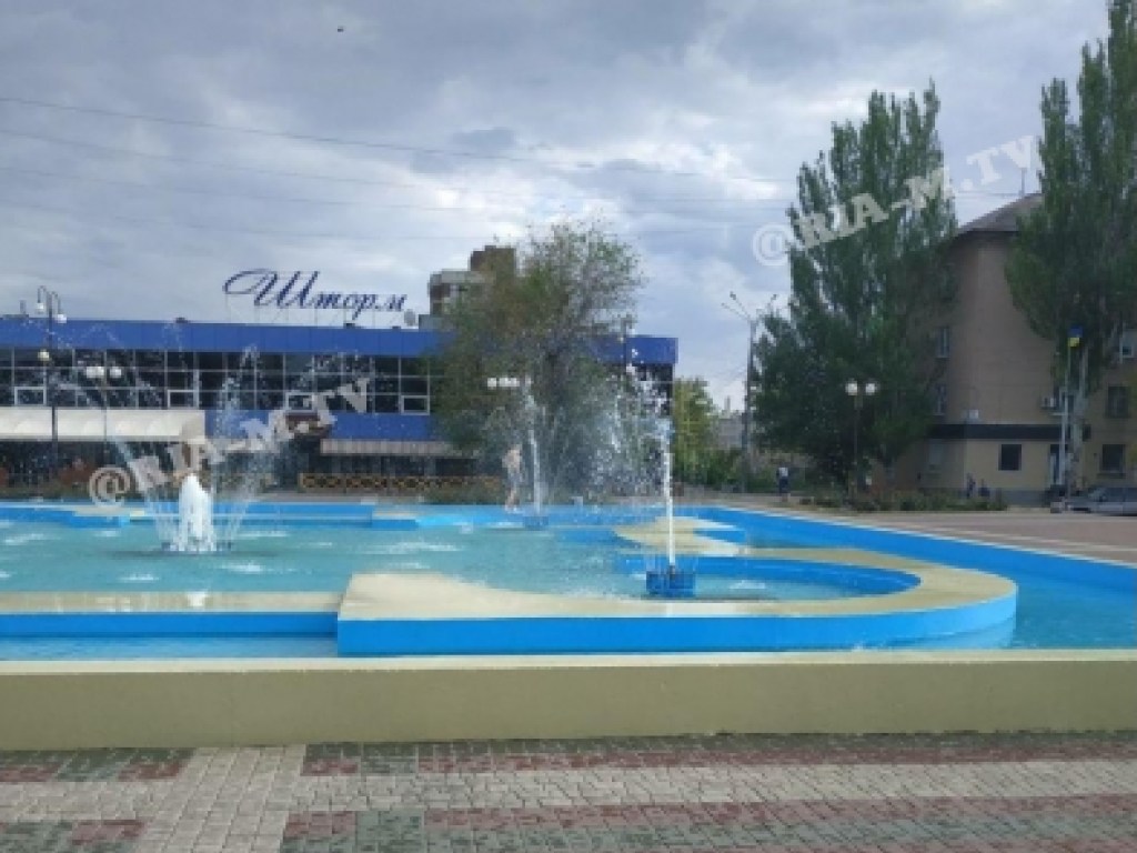 Пожилой мужчина в Мелитополе устроил заплыв в городском фонтане (ФОТО)