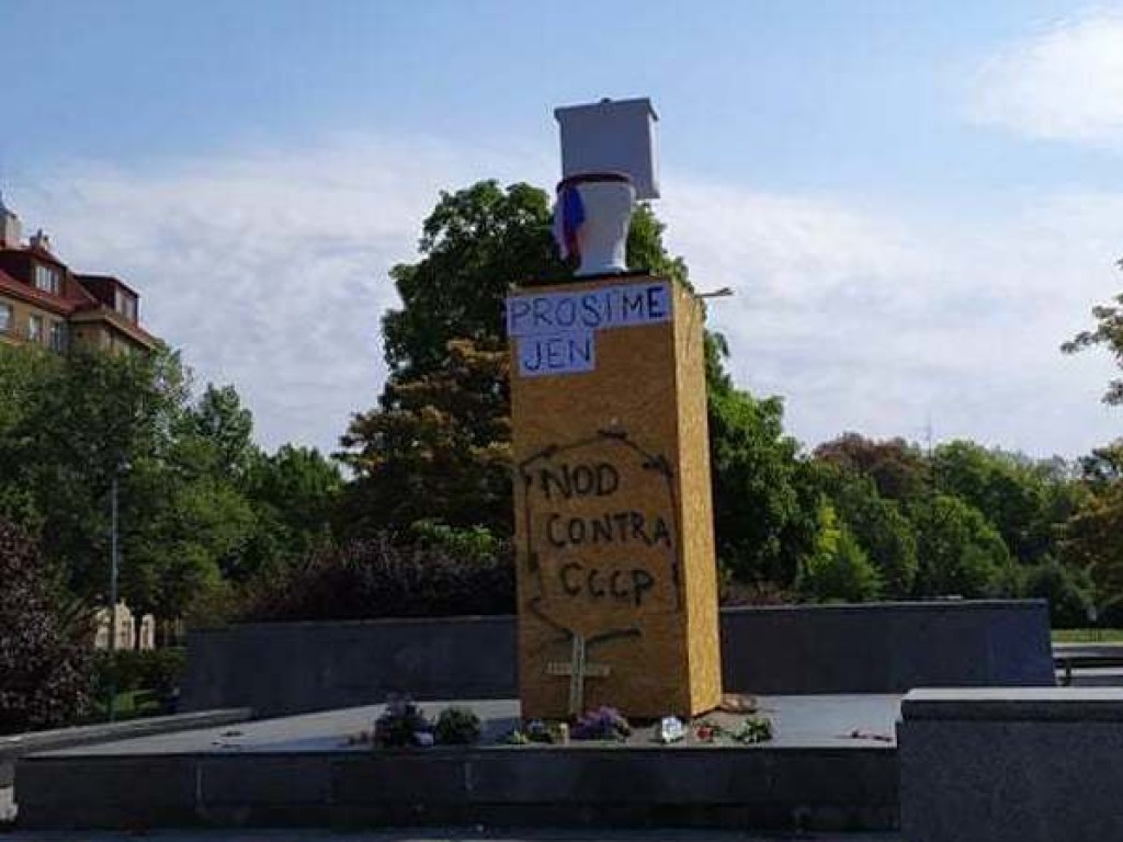 В Праге вместо памятника советскому маршалу хулиганы установили унитаз (ФОТО)