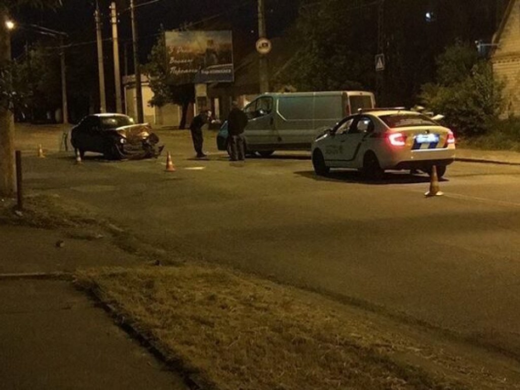 Ночью в Херсоне столкнулись автомобиль и микроавтобус (ФОТО)