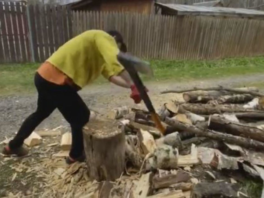 Неумелый дровосек едва не зарубил девушку топором во время колки дров (ФОТО, ВИДЕО)