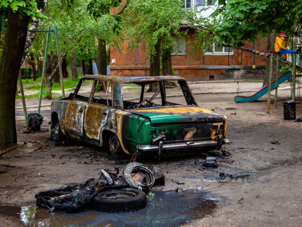Неудачный ремонт: В Днепре во дворе жилого дома сгорел «ВАЗ» (ФОТО)