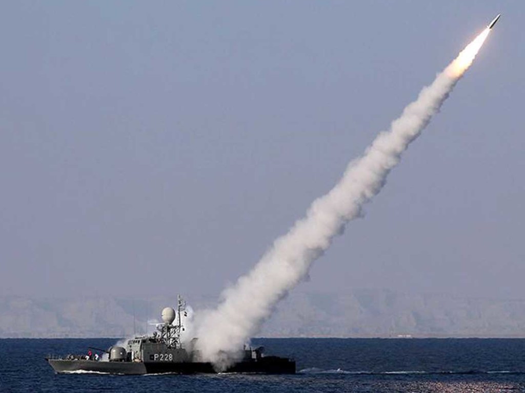 Погиб весь экипаж: Иран по ошибке обстрелял и потопил корабль с экипажем (ВИДЕО)