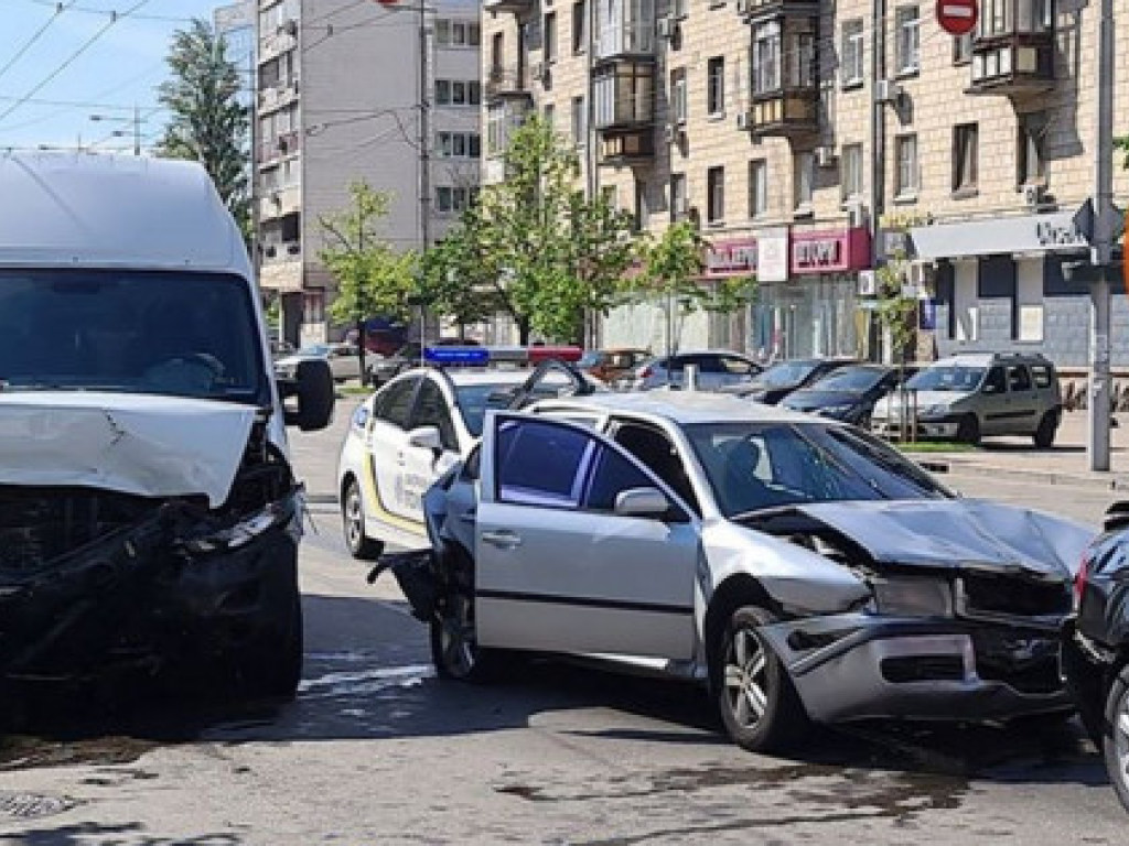 В центре Киева микроавтобус снес два авто на светофоре (ФОТО, ВИДЕО)