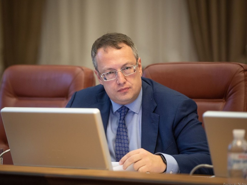 Геращенко заявил о возобновлении работы сервисных центров МВД (ВИДЕО)