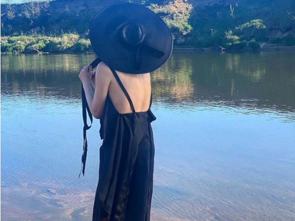 53-летняя Рената Литвинова в огромной шляпе позировала в черном платье на фоне водоема (ФОТО)