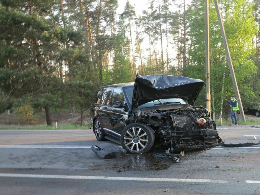 Серьезное ДТП под Киевом: Range Rover на полном ходу врезался в Lexus с женщиной за рулем (ФОТО)