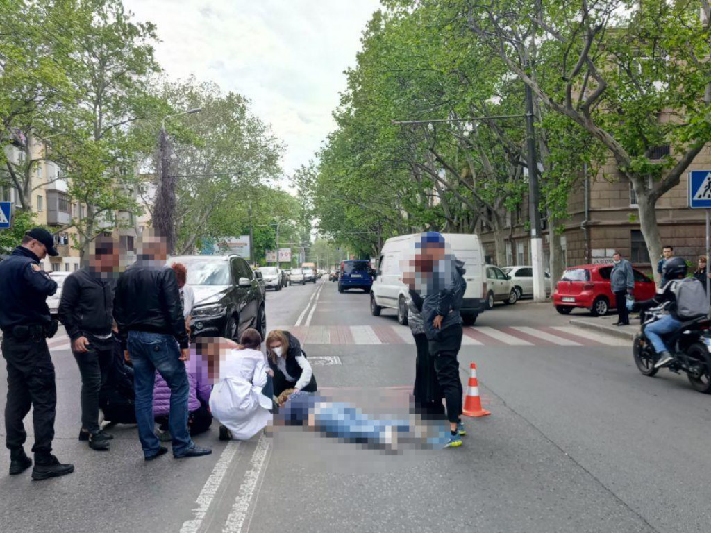 Водитель BMW в Одессе на «зебре» сбил женщину, которая шла с 7-летней девочкой (ФОТО)