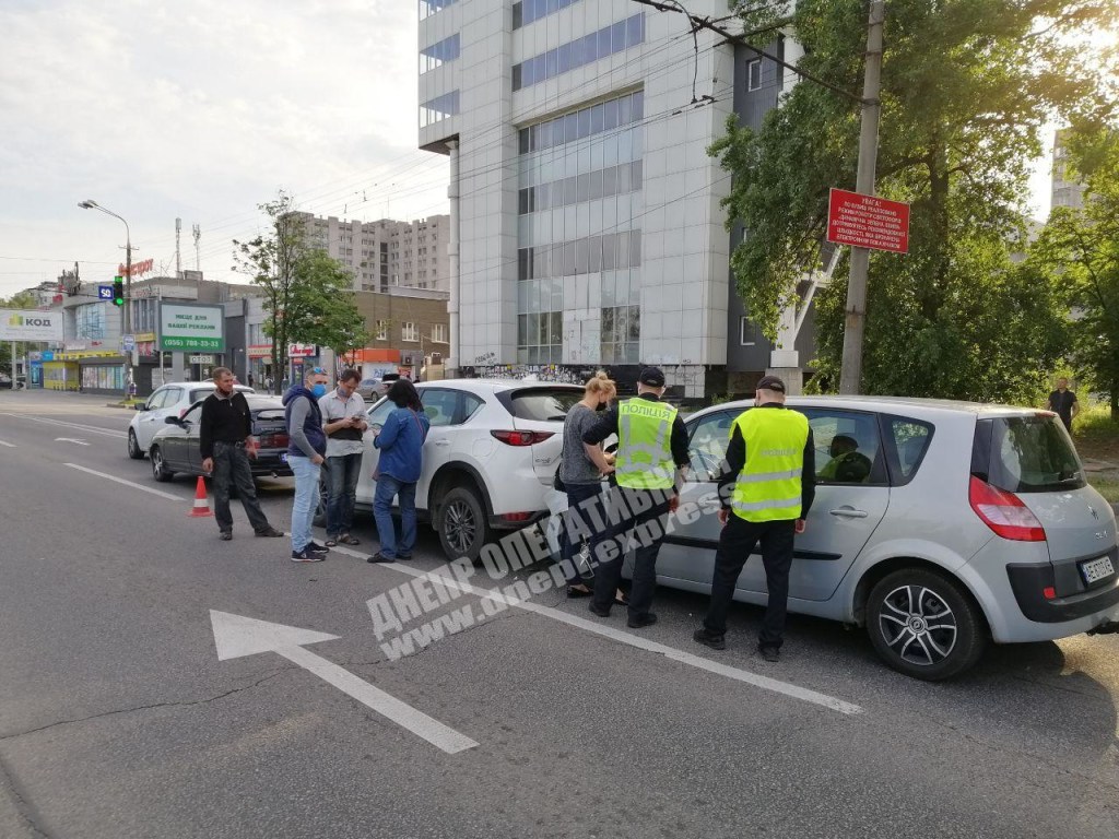 В Днепре на светофоре столкнулись четыре автомобиля (ФОТО)