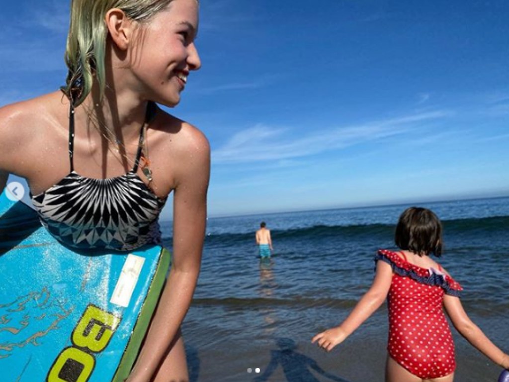 Пляж и солнце: Мила Йовович показала дочь-красавицу на отдыхе (ФОТО)