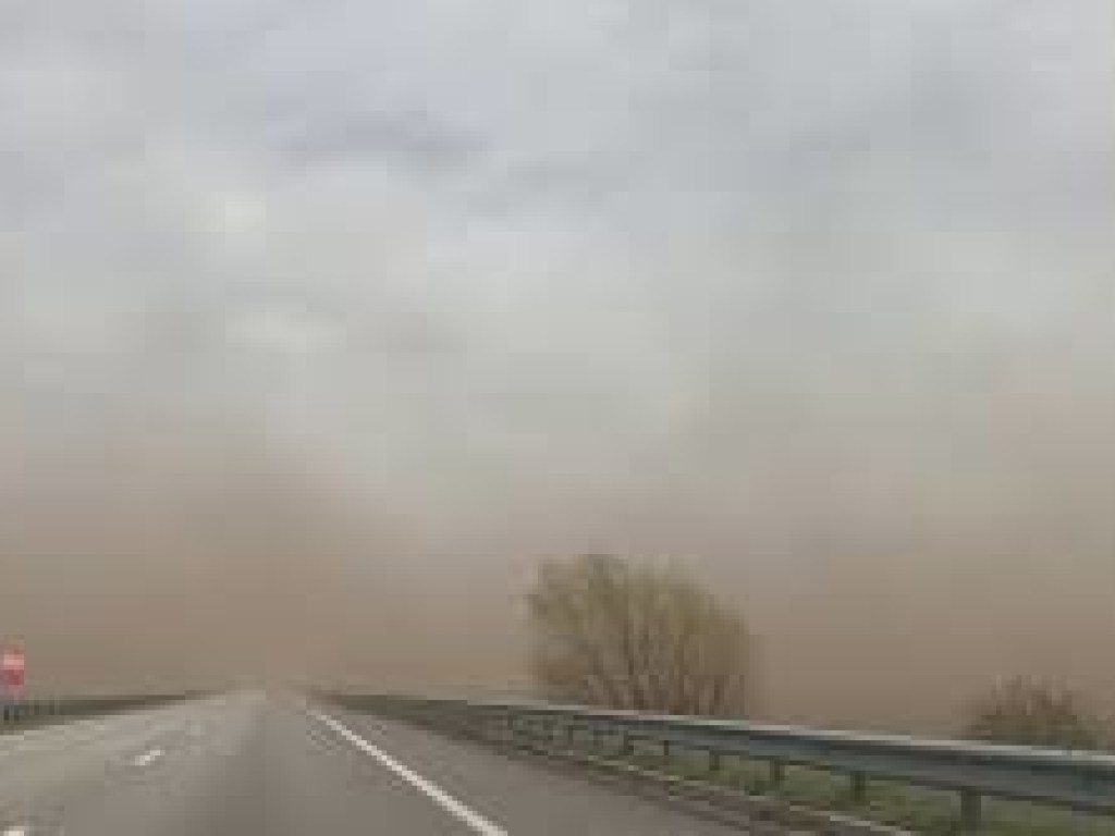 На Прикарпатье пылевая буря спровоцировала ДТП (ФОТО, ВИДЕО)