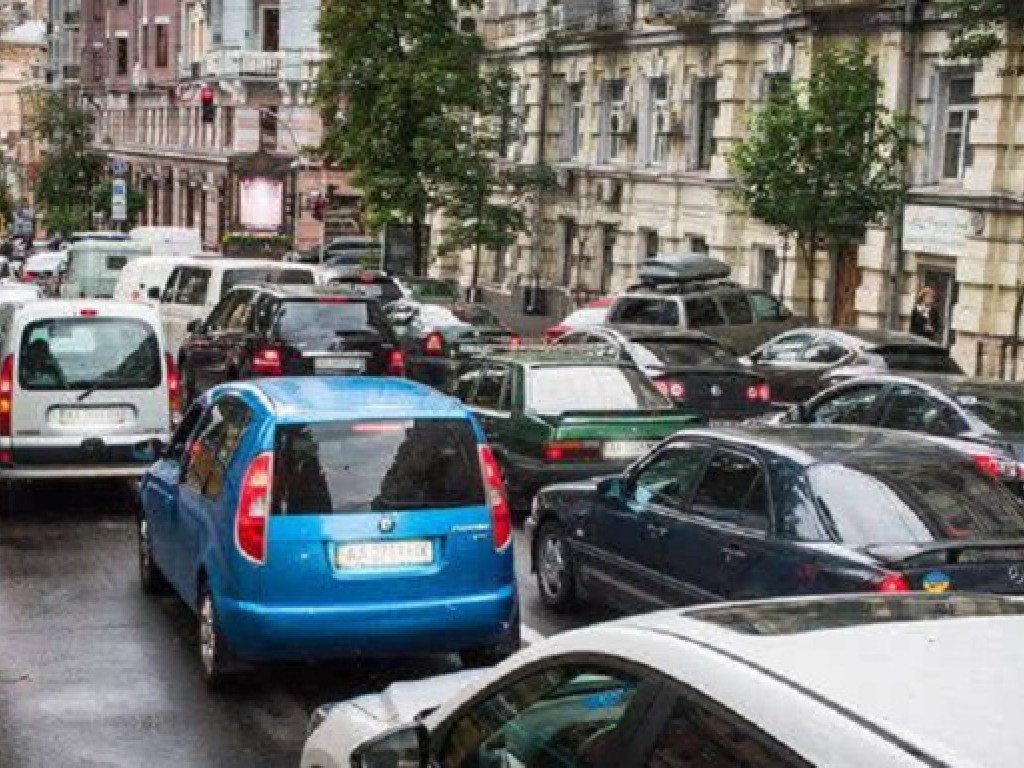 Киев отреагировал на ослабление карантина заторами на дорогах и подорожавшим такси