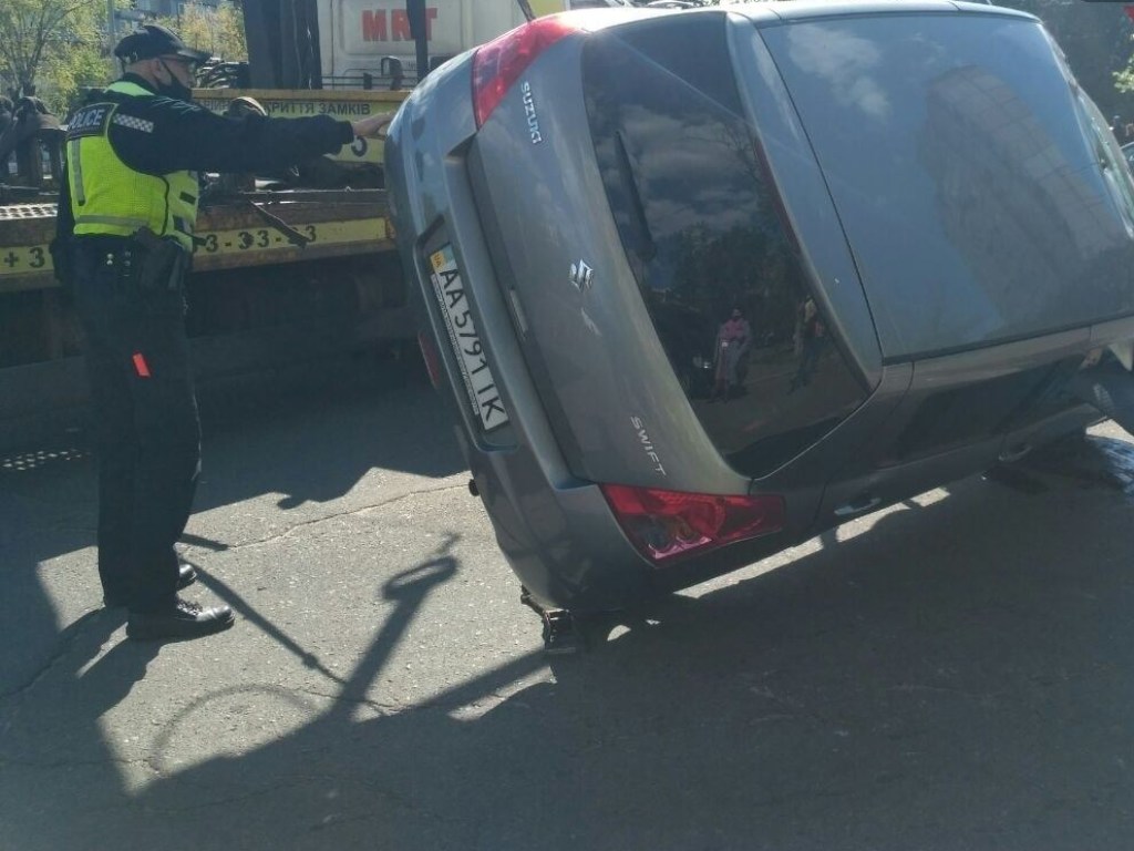 В Киеве на Лесном массиве водитель Suzuki налетел на бордюр и перевернул автомобиль (ФОТО)