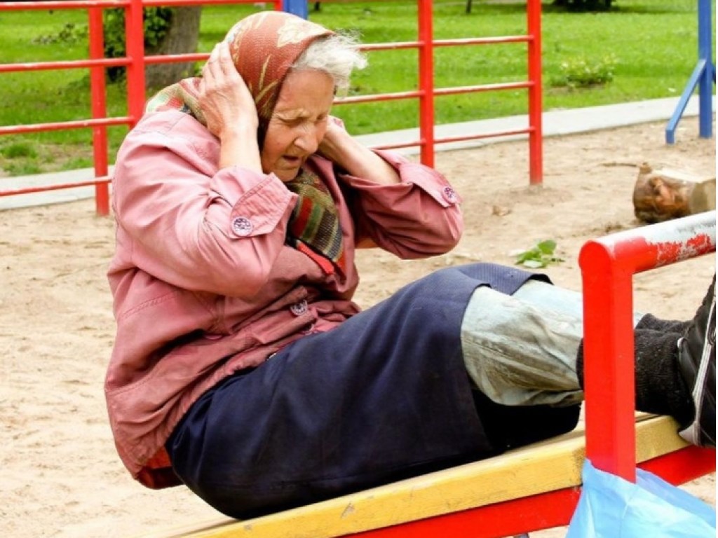 В Мелитополе 72-летняя старушка качала пресс: в Сети обсуждают необычные кадры с детской площадки (ФОТО)