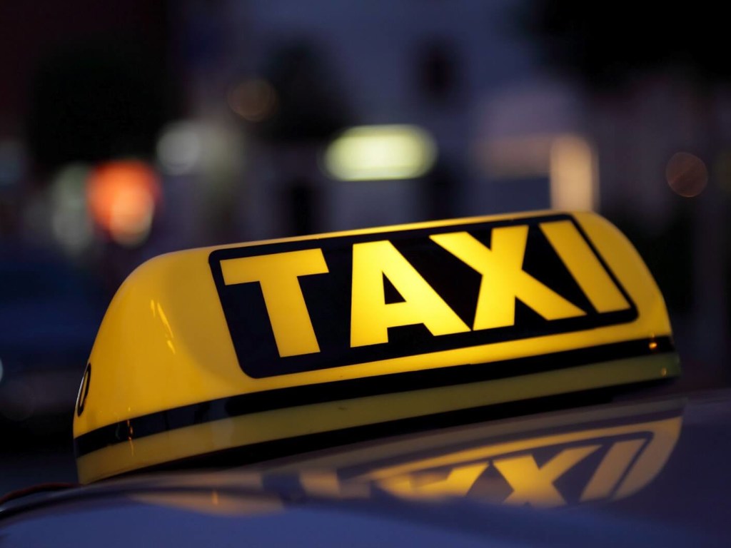10 пассажиров на один заказ: В Киеве невозможно вызвать такси, тарифы выросли в два-три раза