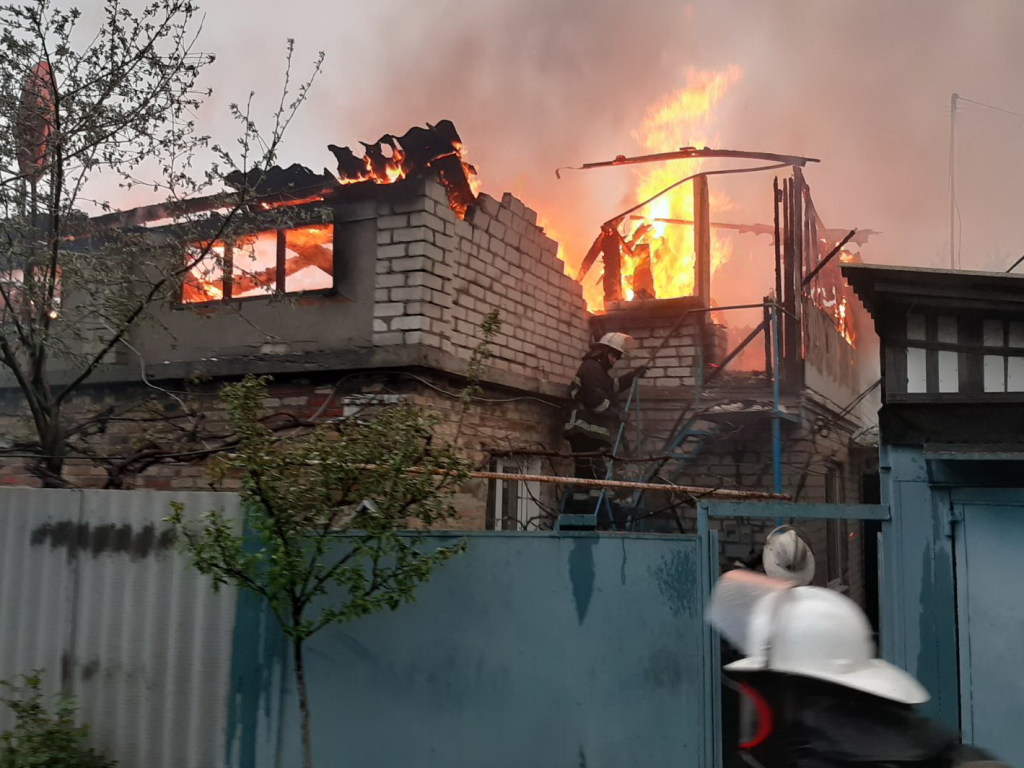 При пожаре в частном доме в Харькове пострадали люди (ФОТО)