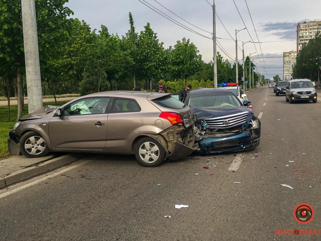В Днепре столкнулись Nissan и Kia: один автомобиль вынесло на обочину (ФОТО)