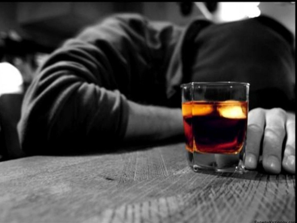 Ученые: Любители алкоголя испытывают дефицит эндорфинов, а у курильщиков – проблема с коммуникацией