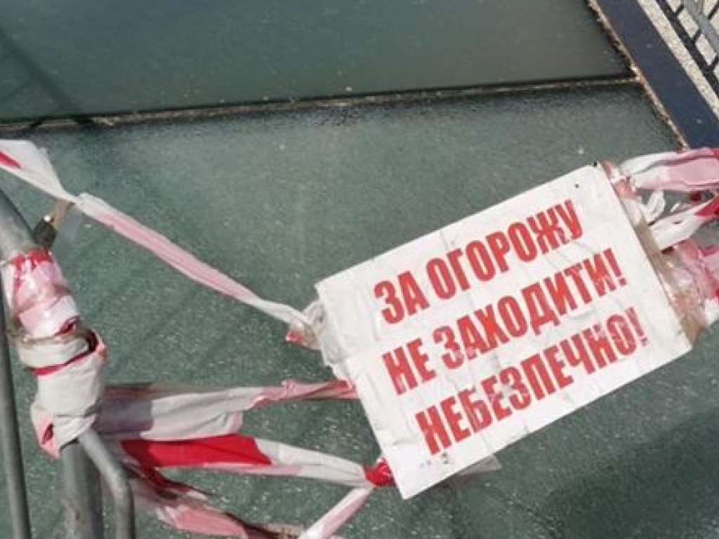 Мост Кличко снова «устал» &#8212; стеклянные панели пошли трещинами (ФОТО)