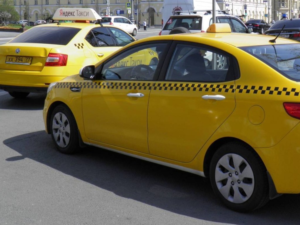 В Одессе женщина-водитель такси ограбила уснувшего пассажира: отобрала 72 тысячи гривен
