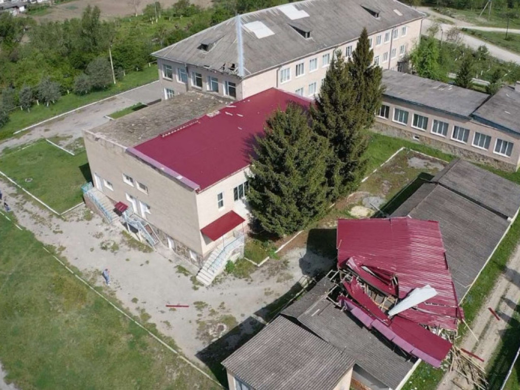 Со школы в Тернопольской области ветром сорвало крышу (ФОТО)