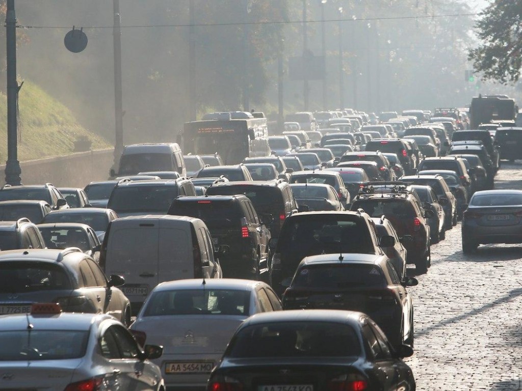 Ослабление карантина: в Киеве утром на мостах формируются пробки, таксисты увеличивает тариф в 2 раза