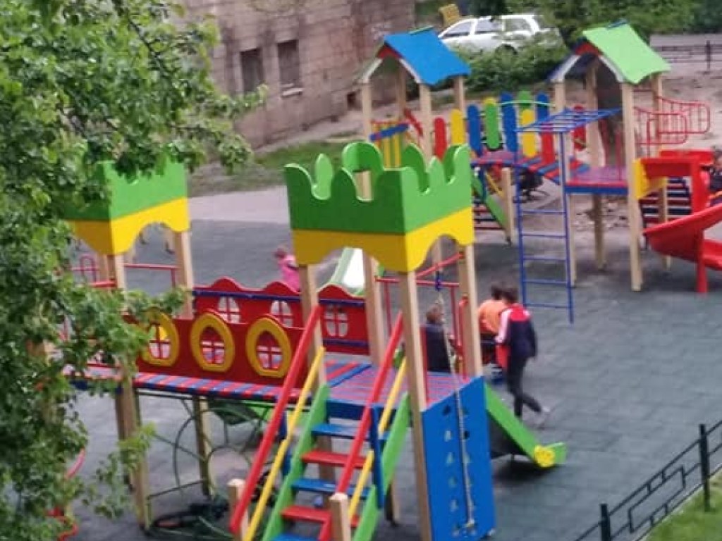 Ослабление карантина: в Киеве дети сломали игровую площадку (ФОТО)