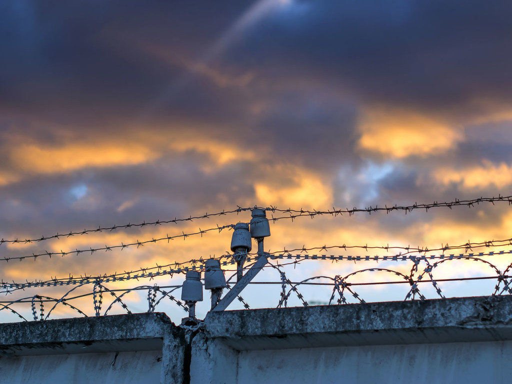 Амнистия и точечное освобождение: в Минюсте хотят разгрузить тюрьмы