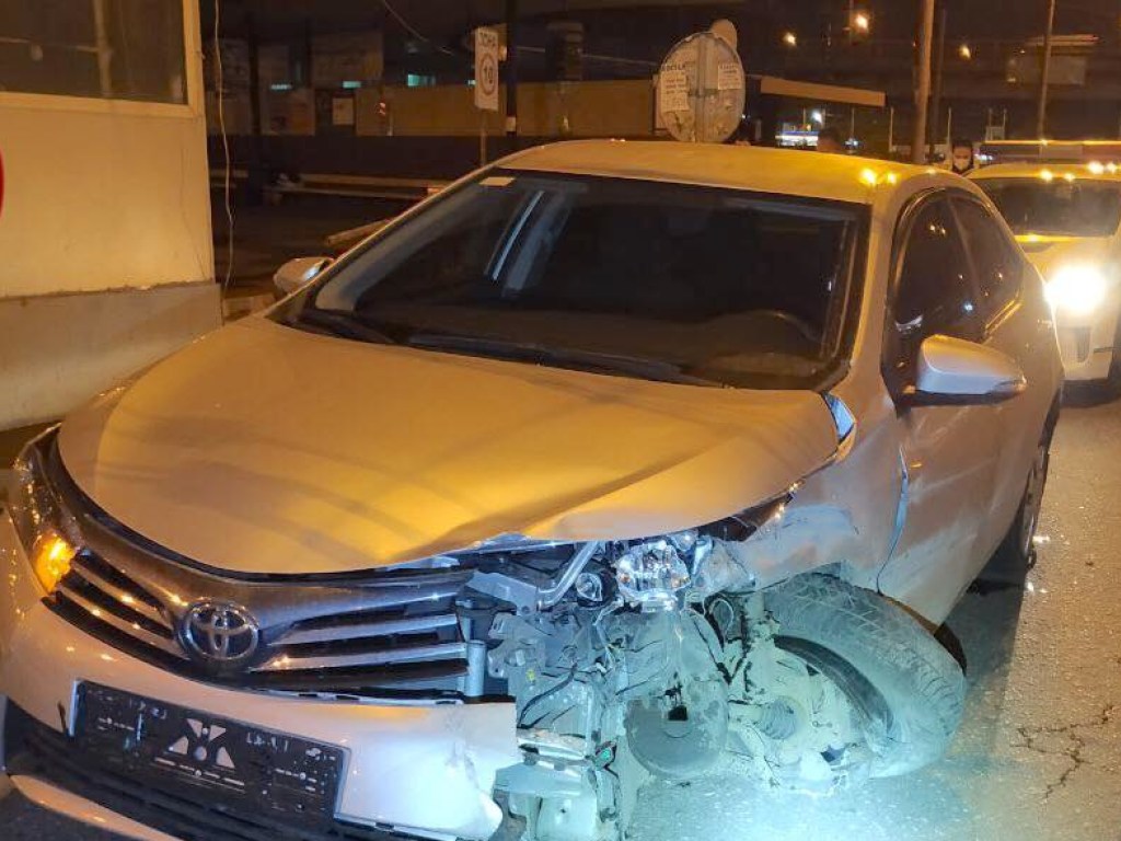 На Демеевке в Киеве Toyota влетела в отбойник (ФОТО)