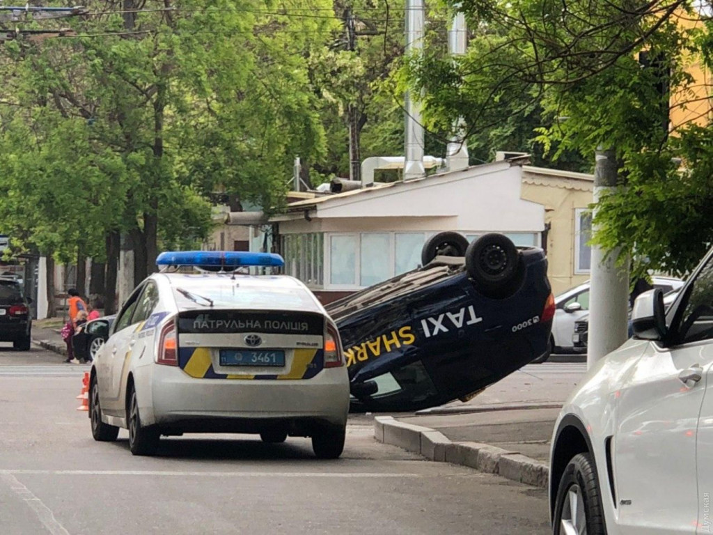 В Одессе такси перевернулось на крышу после столкновения с Toyota (ФОТО)