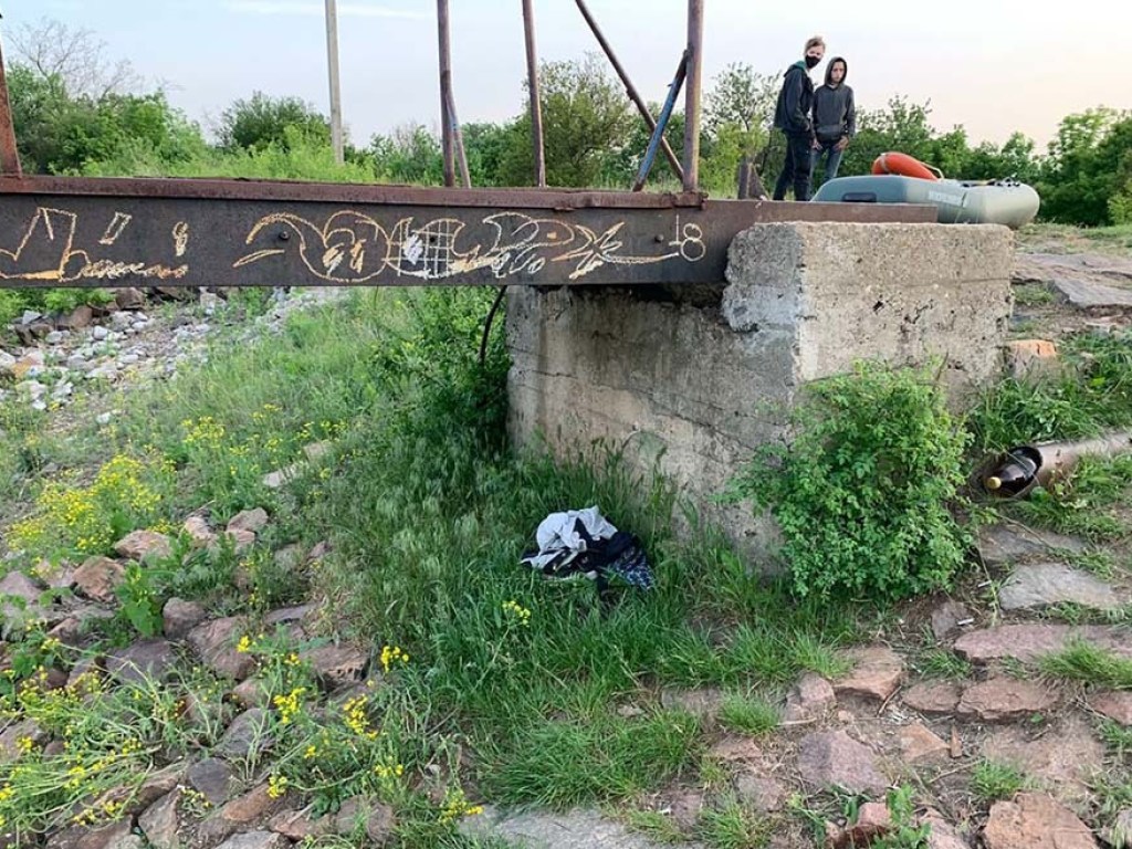 Трагедия под Днепром: спасатели ищут в реке тело утонувшего мальчика (ФОТО)