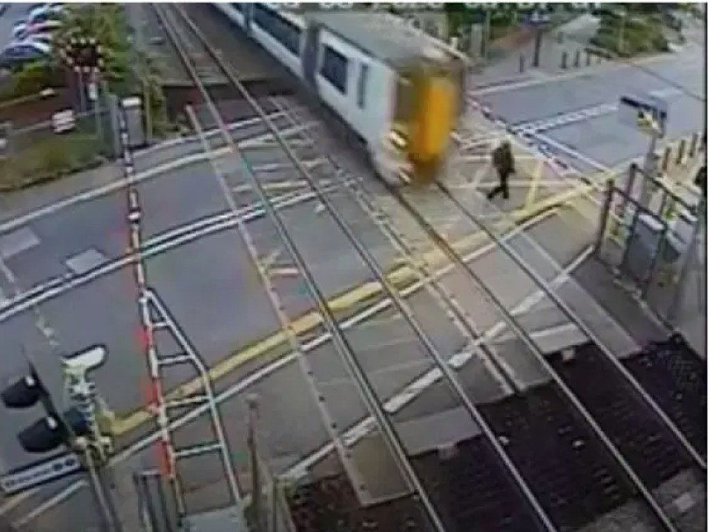 «Это чудо!»: лондонец избежал смерти под колесами поезда
