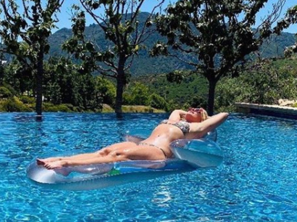 Отдых в бассейне: 38-летняя Бритни Спирс поделилась фото в смелом бикини (ФОТО)
