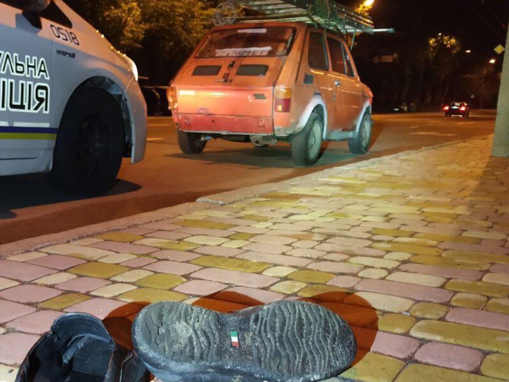 В Киеве водитель ретроавтомобиля метал обувь в патрульных: нарушителя заковали в наручники (ФОТО)  