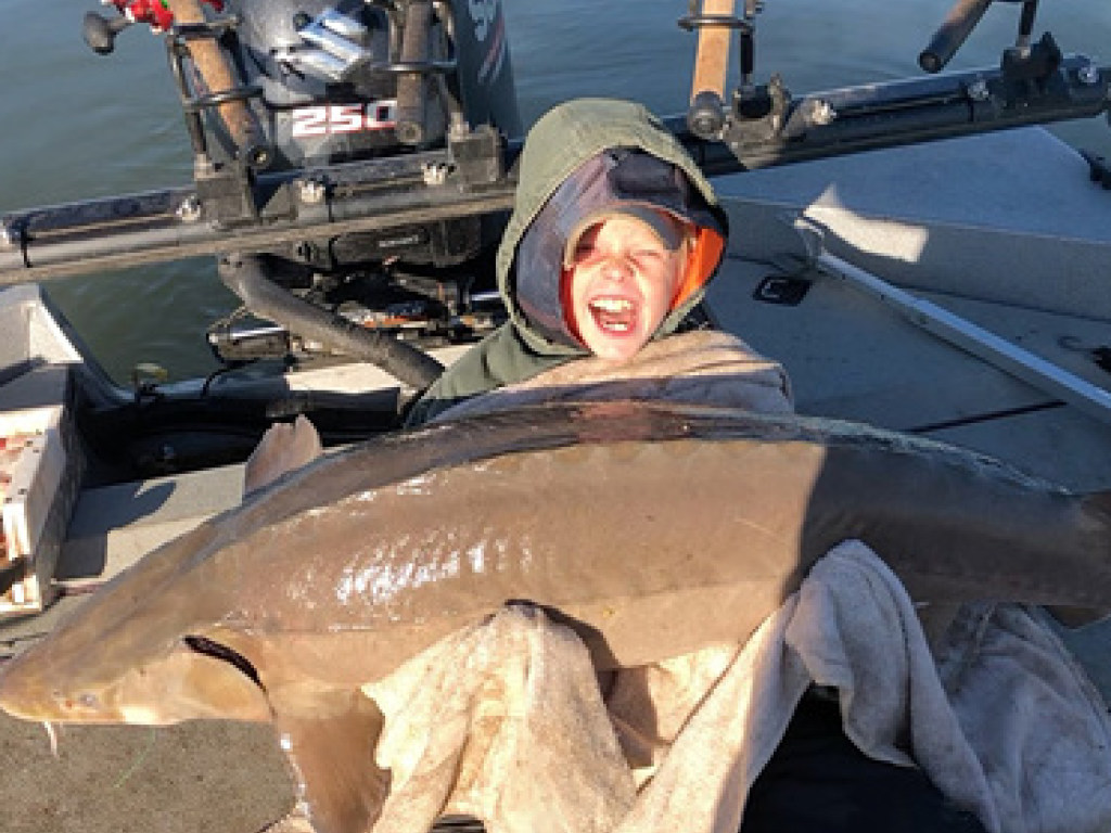 Семья удачливых рыболовов: девятилетний школьник поймал в озере гигантского осетра (ФОТО)