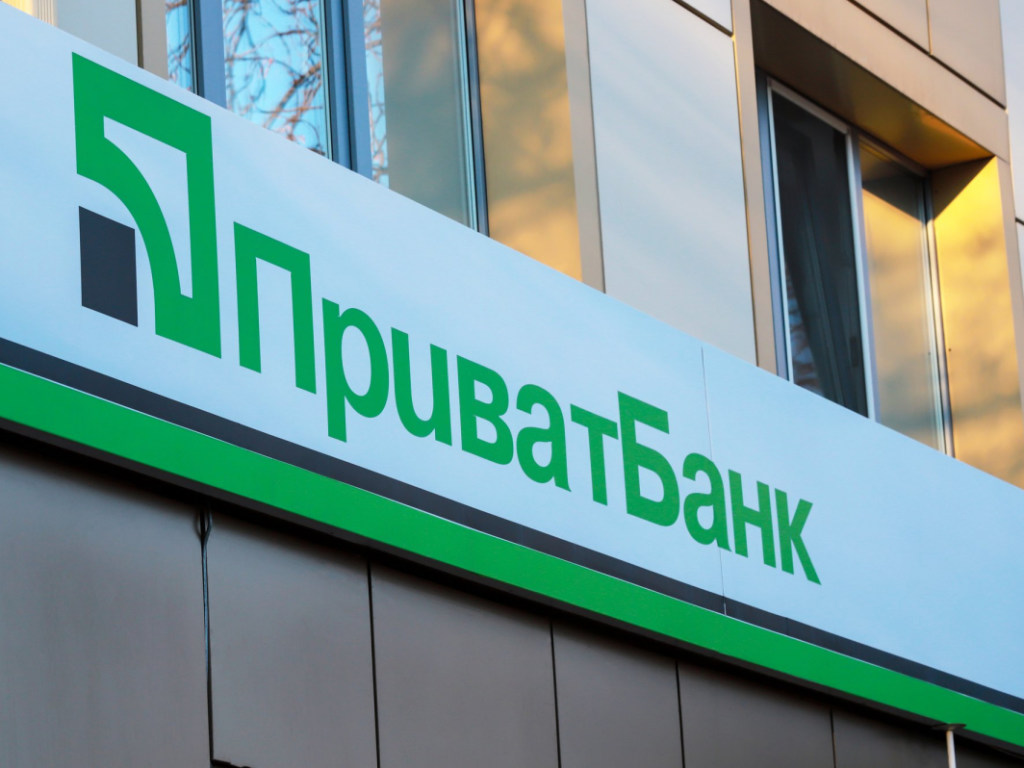 «ПриватБанк» блокирует переводы суммы в размере 200 гривен: волонтер рассказал, что происходит