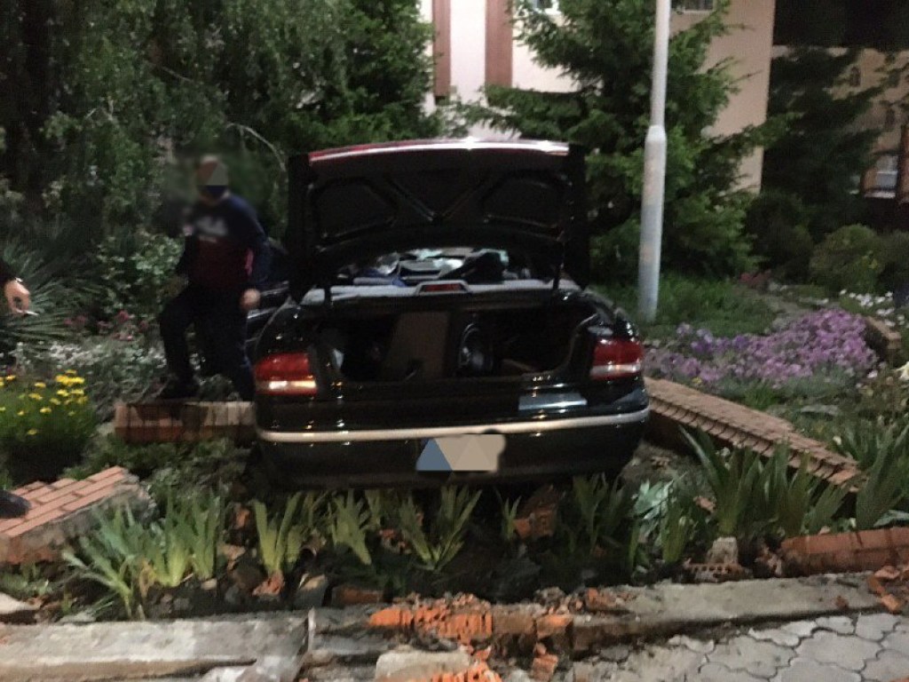 Водитель был пьян: В Одесской области авто Chrysler снесло забор (ФОТО)