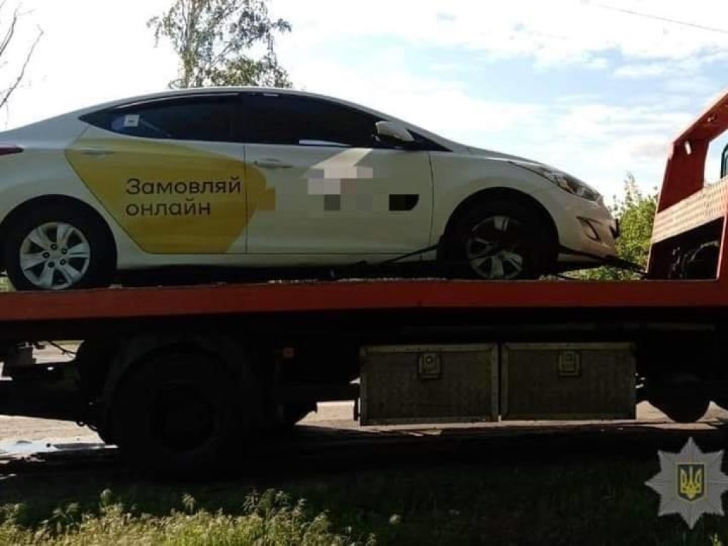 Под Киевом пассажиры угнали такси, выбросив из него водителя: убегали от неприятелей (ФОТО)