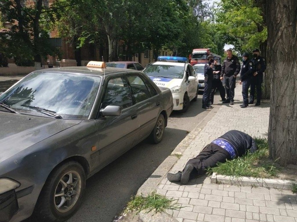 В Николаеве, пока пьяный таксист спал на обочине, в его авто нашли наркотики (ФОТО, ВИДЕО)