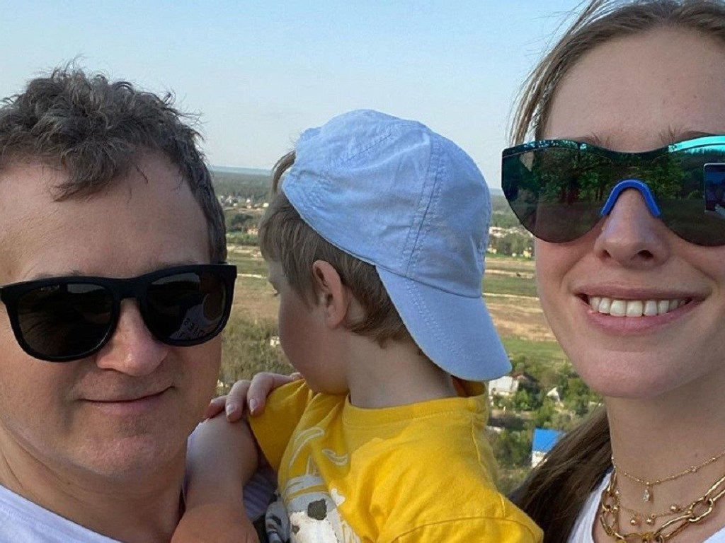Катя Осадчая и Юрий Горбунов показали прогулку по Киеву с сыном среди цветущих каштанов (ФОТО)