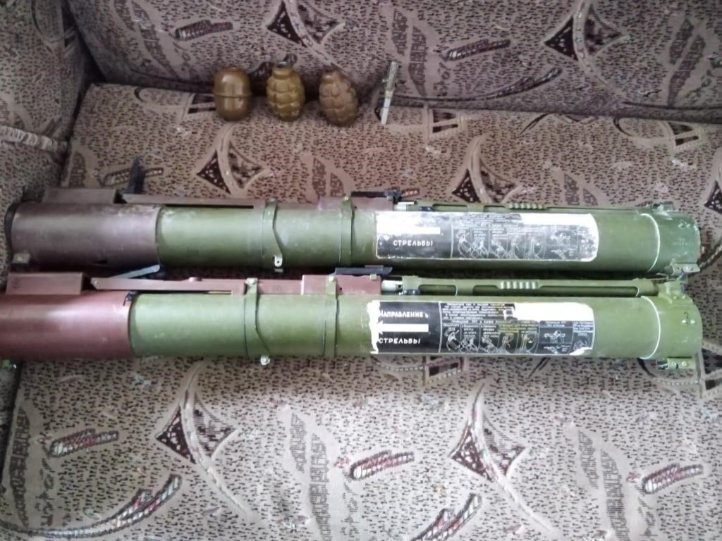В Луганской области у мужчины в доме нашли гранаты и корпуса РПГ (ФОТО, ВИДЕО)