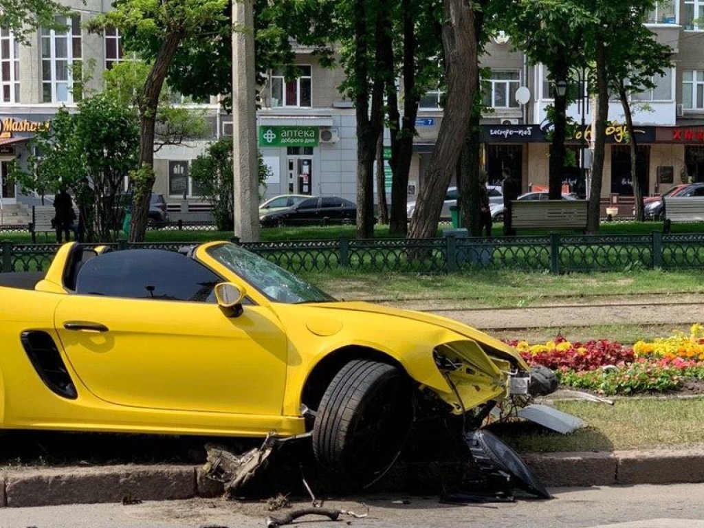 В Харькове автоледи разбила желтый Porsche (ФОТО)