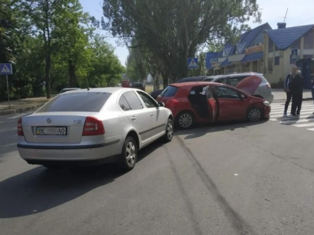 Toyota, Skoda и Hyundai: в Николаеве на перекрестке столкнулись сразу три авто