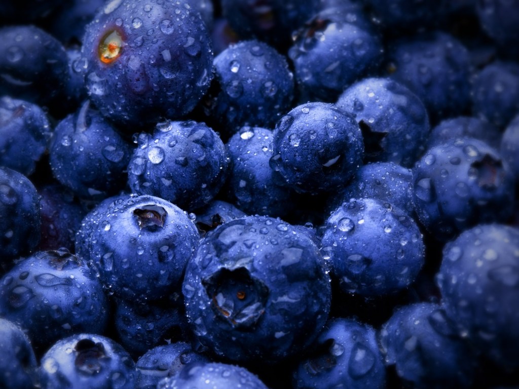 Эксперты назвали фрукты и ягоды для поддержания женской стройности