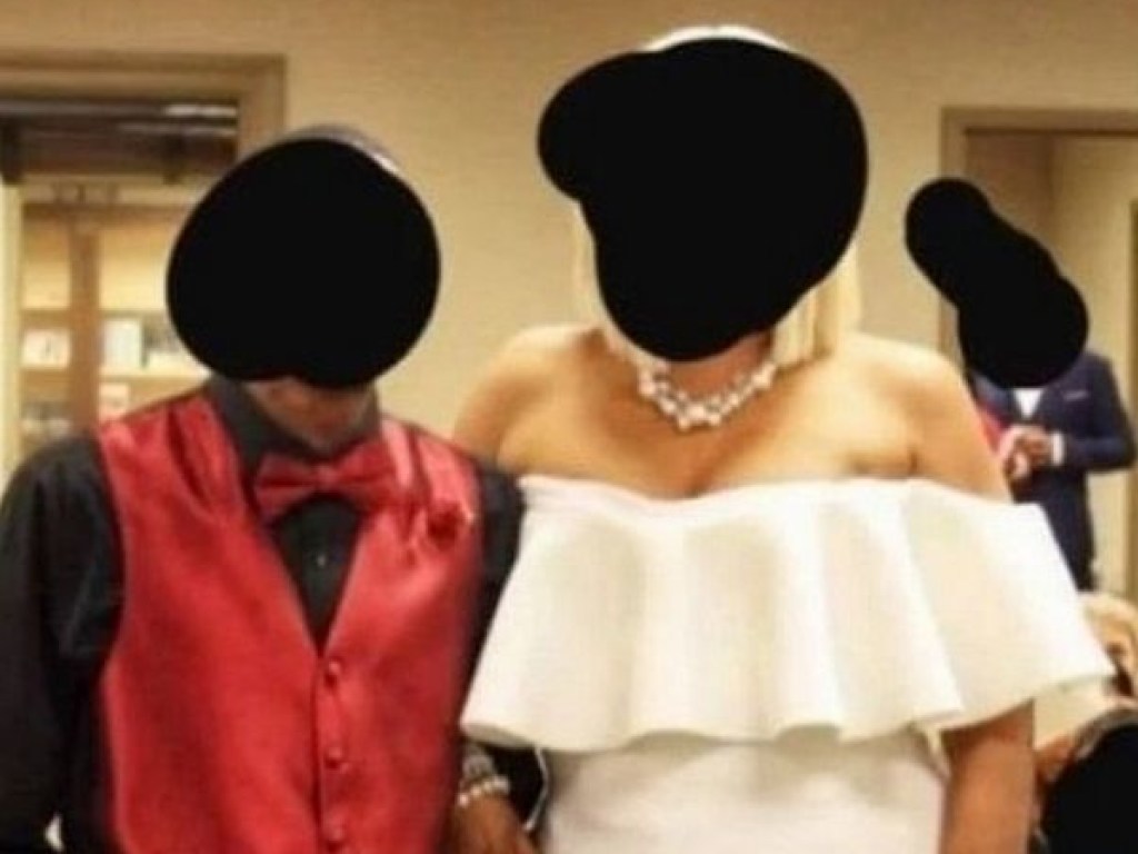 Свадебный фотограф забавным образом наказал мать жениха за нарушение этикета (ФОТО)