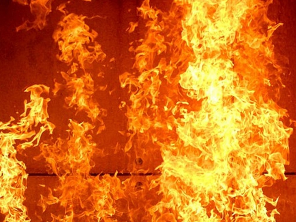 В Николаеве произошел пожар на складе с кислородными баллонами (ФОТО, ВИДЕО)