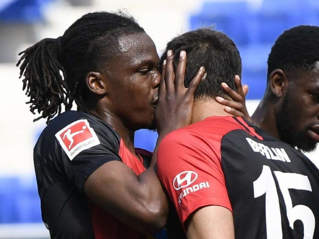 Страсти на поле: немецкий футболист объяснил «поцелуй» с партнером во время матча (ФОТО)