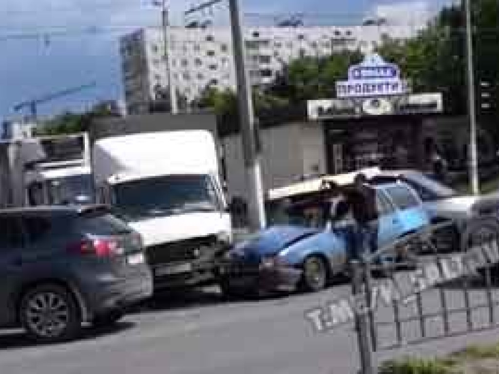 В Харькове столкнулись фургон и легковой автомобиль (ФОТО, ВИДЕО)