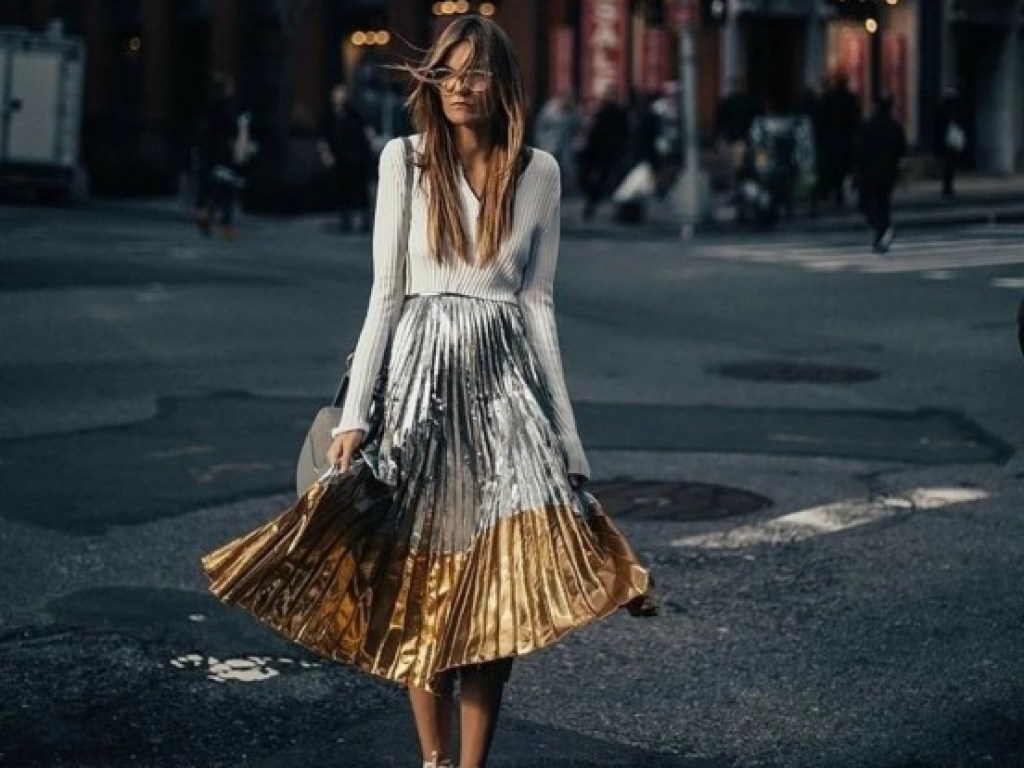 Тренд лета-2020: С чем носить золотую юбку, чтобы выглядеть стильно (ФОТО)